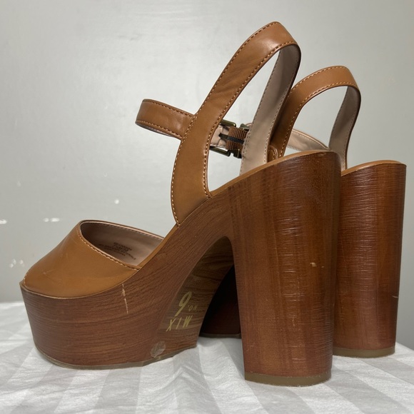 Comfortable heels. Some scratches - Picture 4 of 5